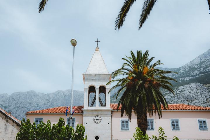 Turm mit Palme Makarska Kroatien thealkamalsontheroad