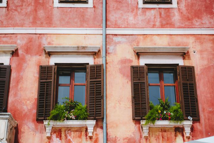 rosa Haus in Omis Kroatien thealkamalsontheroad