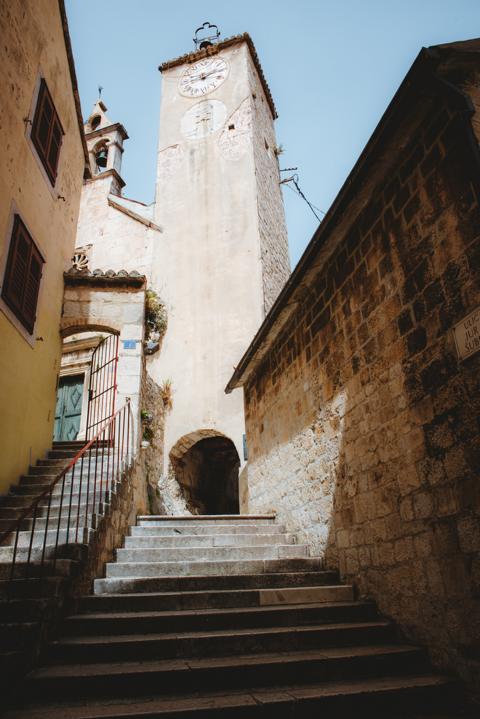 traßen mit Treppen in Omis Kroatien thealkamalsontheroad