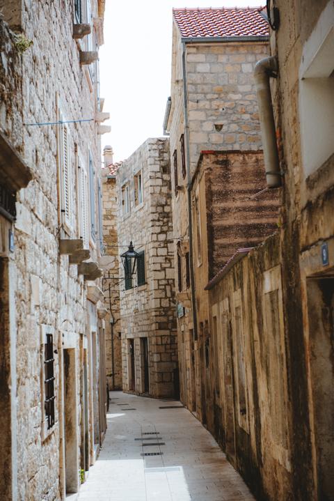 enge helle Gassen in Omis Kroatien thealkamalsontheroad