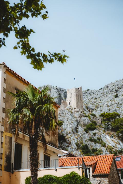 Festung mit Palme Omis Kroatien thealkamalsontheroad