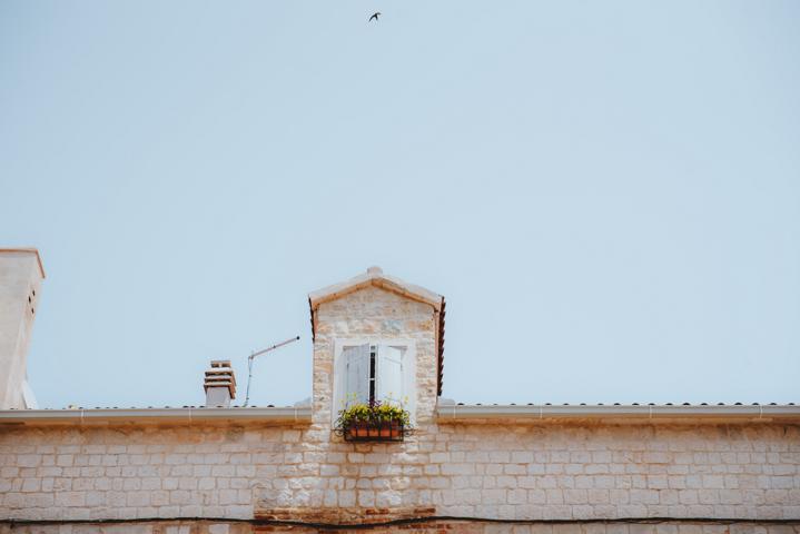 Fenster in Omis Kroatien thealkamalsontheroad