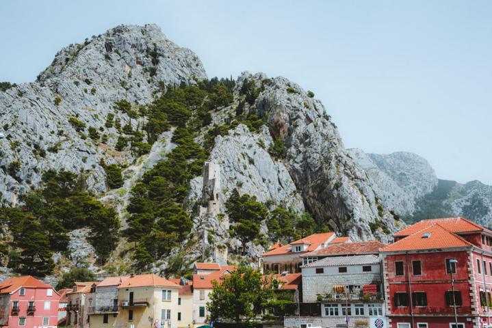 Häuser und Festung in Omis Kroatien thealkamalsontheroad