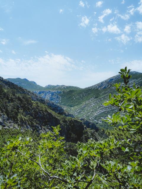 weite Sicht in den Bergen Paklenica-Nationalpark Kroatien thealkamalsontheroad