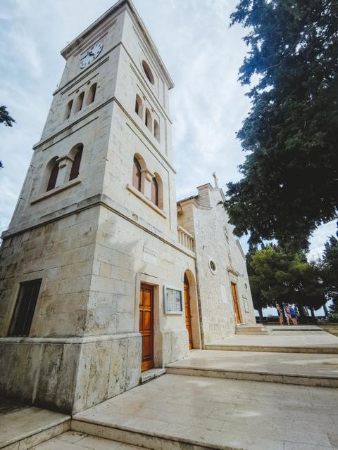 Kirche am Berg mit Friedhof in Primosten Kroatien thealkamalsontheroad