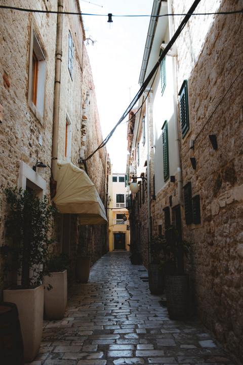 schmale Straßen in Sibenik Kroatien thealkamalsontheroad