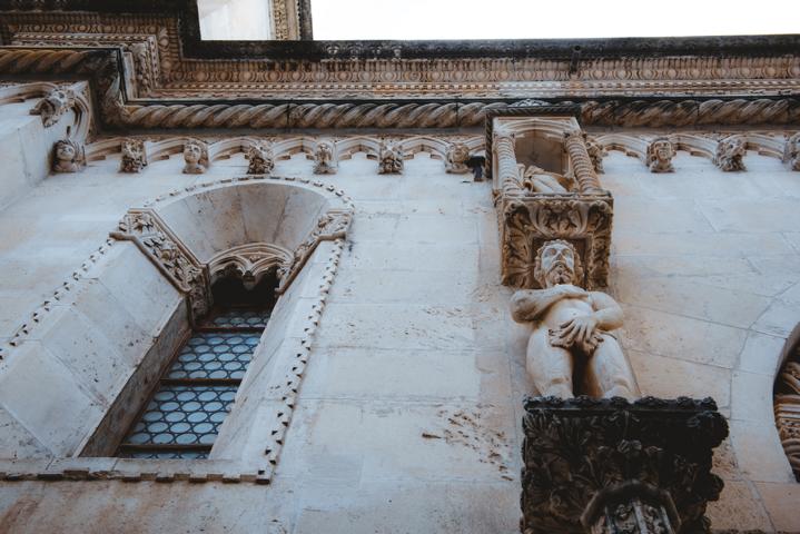 Figuren an Kathedrale von Sibenik Kroatien thealkamalsontheroad