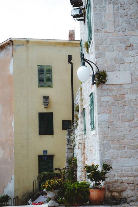 Haus mit grünen Fensterläden Sibenik Kroatien thealkamalsontheroad