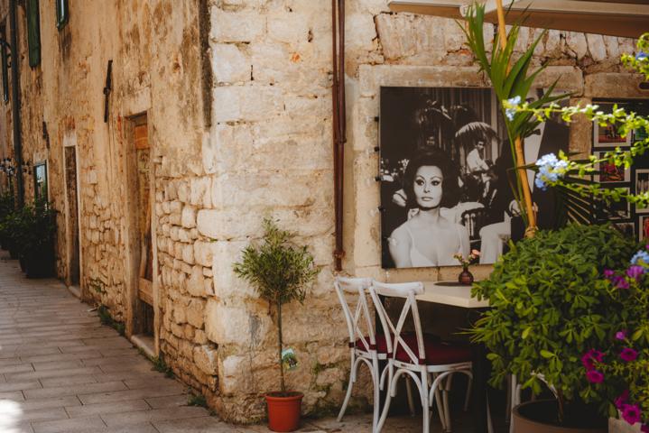 Foto von Sophia Loren in Sibenik an einem Cafè Kroatien thealkamalsontheroad