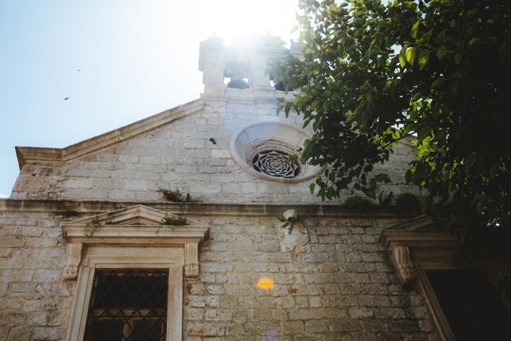 Kirche mit altem Baum in Sibenik Kroatien thealkamalsontheroad