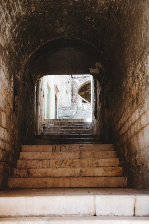 Durchgänge in der Stadt Sibenik Kroatien thealkamalsontheroad