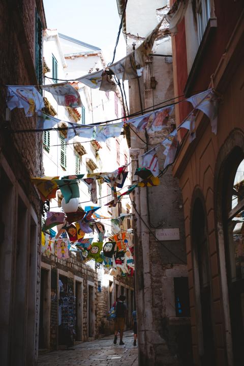 Fahnen an den Häusern in Sibenik Kroatien thealkamalsontheroad