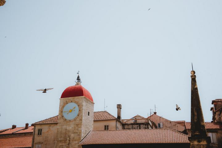 Kirchturm mit großer Uhr Trogir Kroatien thealkamalsontheroad