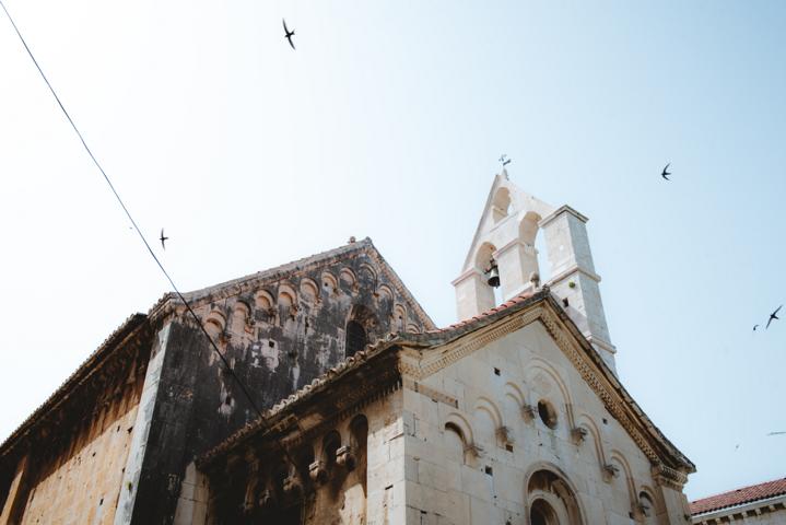 Dächer mit Vögeln in Trogir Kroatien thealkamalsontheroad