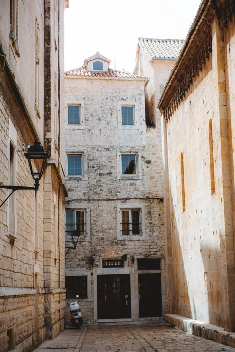 Gasse in Trogir Kroatien thealkamalsontheroad