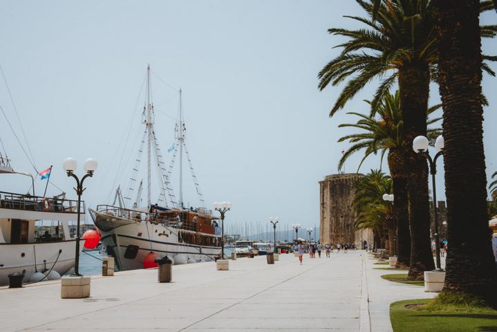 Uferpromenade mit Schiffen Trogir Kroatien thealkamalsontheroad