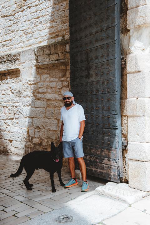 laa und Ryok vor einer alten Tür in Trogir Kroatien thealkamalsontheroad