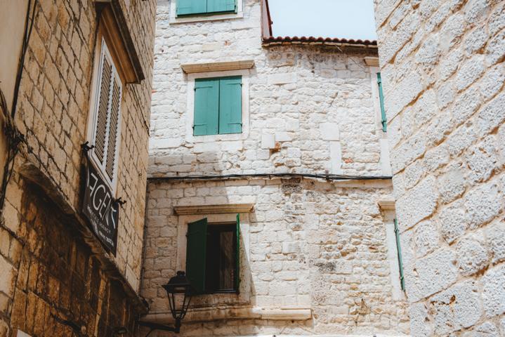 grüne Fensterläden an Haus Trogir Kroatien thealkamalsontheroad