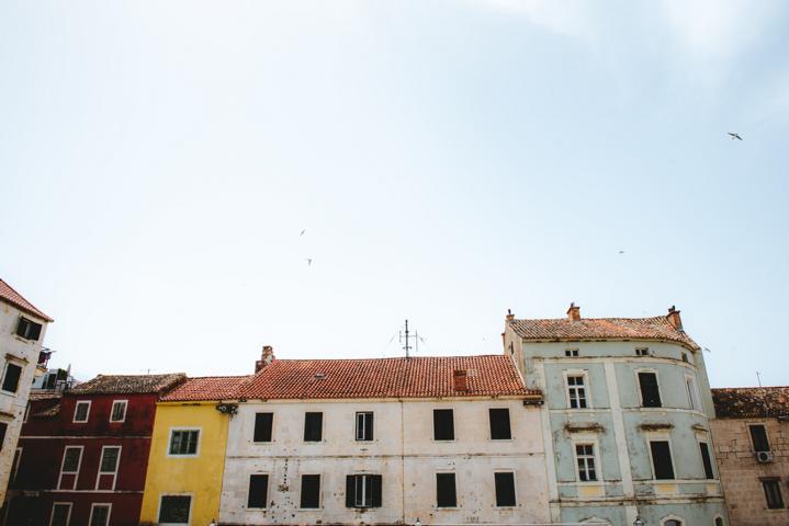 Häuserwand in Makarska Kroatien thealkamalsontheroad