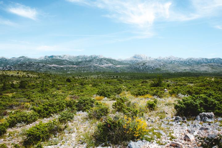 Weite Sicht auf das Gebirge Kroatien thealkamalsontheroad