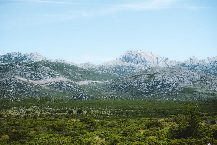 Blick auf das Velebit-Gebirge Kroatien thealkamalsontheroad