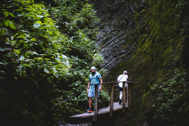 Alaa auf dem Holzweg zum Kozjak-Wasserfall Slowenien thealkamalsontheroad
