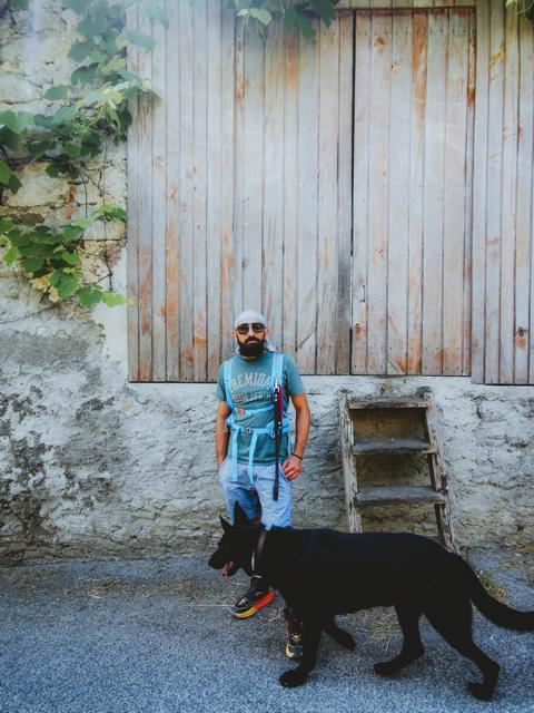 Ryok und Alaa an einer Scheune in Magozd Slowenien thealkamalsontheroad