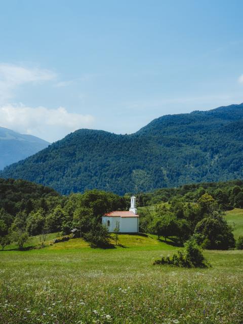 kleine Kirche am Wegrand nach Dreznica Slowenien thealkamalsontheroad
