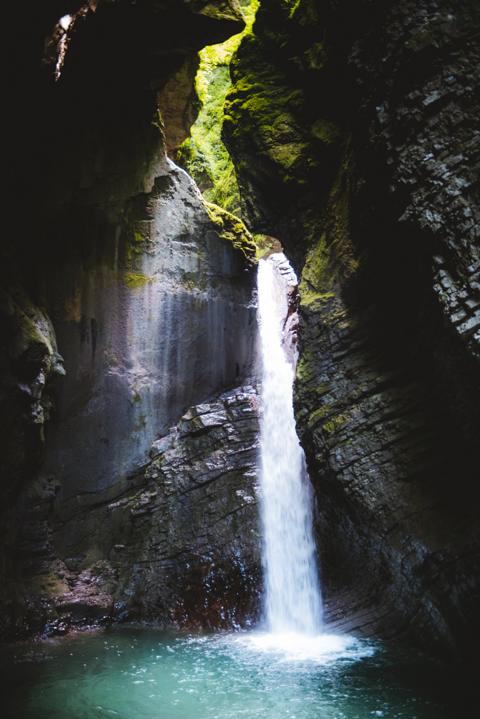 15m Kozjak Wasserfall mit Naturpool Slowenien thealkamalsontheroad