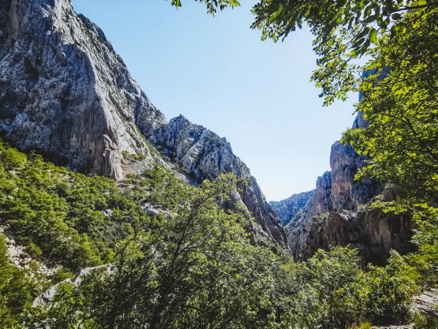 hohe Karstfelsen im Paklenica-Nationalpark  Kroatien thealkamalsontheroad