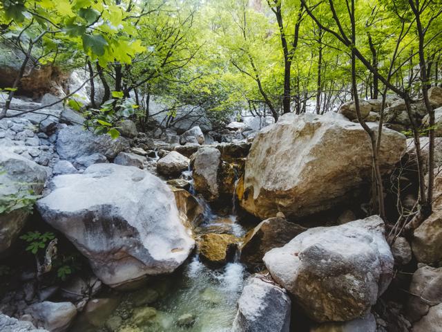 kleiner Wasserfall mit Gesteinsbrocken im Paklenica-Nationalpark  Kroatien thealkamalsontheroad