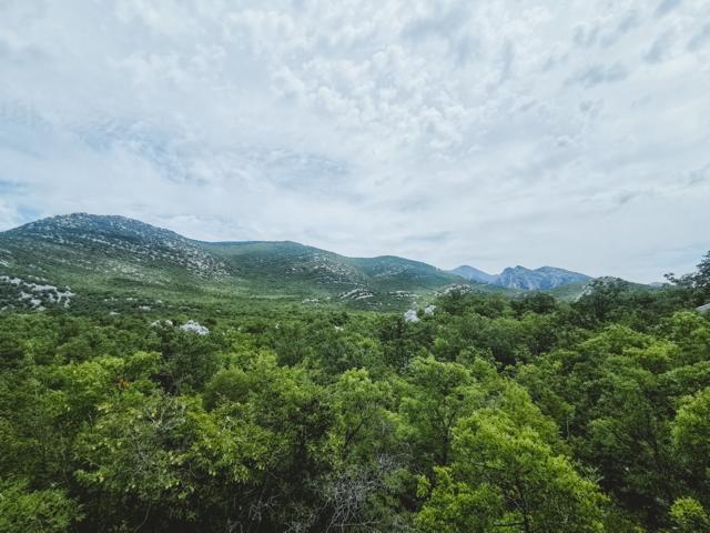 weite Sicht im Paklenica-Nationalpark  Kroatien thealkamalsontheroad