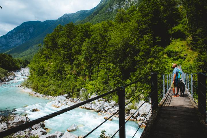 Hängebrücke über die Soča  Slowenien thealkamalsontheroad