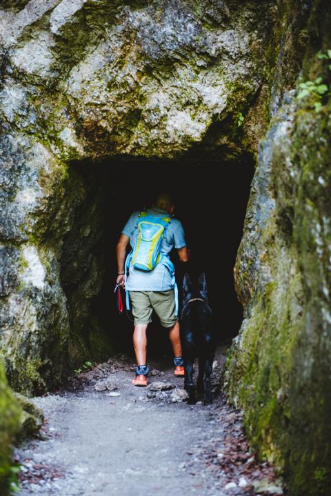 Alaa schaut in eine Höhle Soča Slowenien thealkamalsontheroad