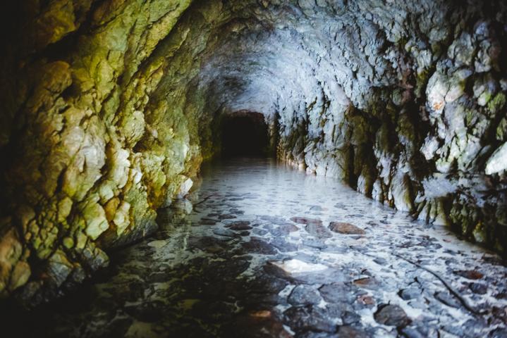 kurzer Blick in eine Höhle Soča  Slowenien thealkamalsontheroad