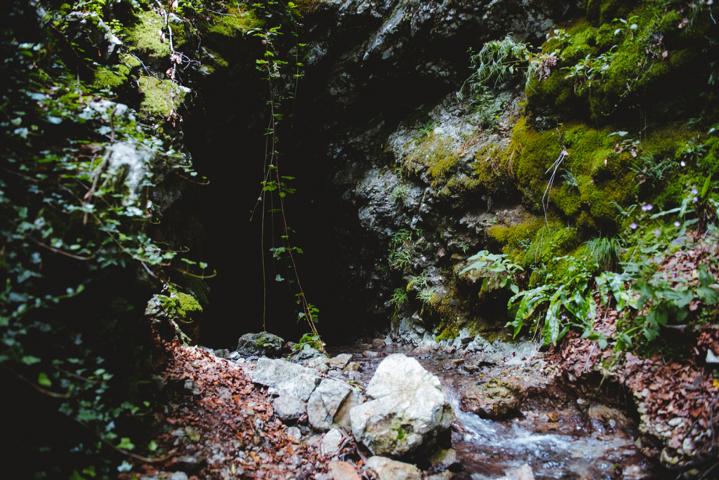 Höhleneingang Soča  Slowenien thealkamalsontheroad