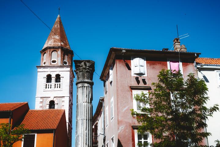 Kirche mit Tempelsäule in zadar Kroatien thealkamalsontheroad