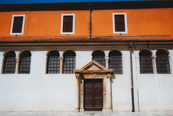 weiß oranges Haus in Zadar Kroatien thealkamalsontheroad