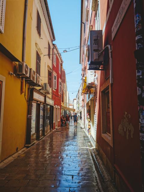 Gasse in Zadar mit glattem Boden Kroatien thealkamalsontheroad