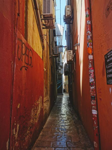 Gasse in Zadar mit orangen Häusern Kroatien thealkamalsontheroad