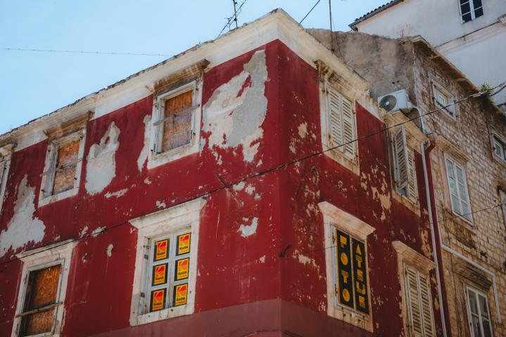 rotes Haus in Zadar Kroatien thealkamalsontheroad