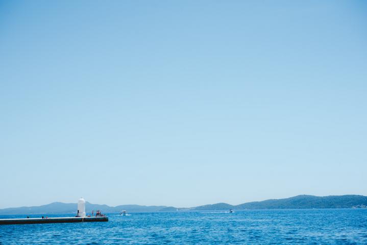 Leuchtturm mit Meer und Kindern Zadar Kroatien thealkamalsontheroad