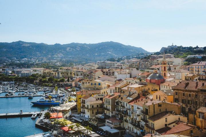 Blick auf die Dächer von Calvi Korsika thealkamalsontheroad