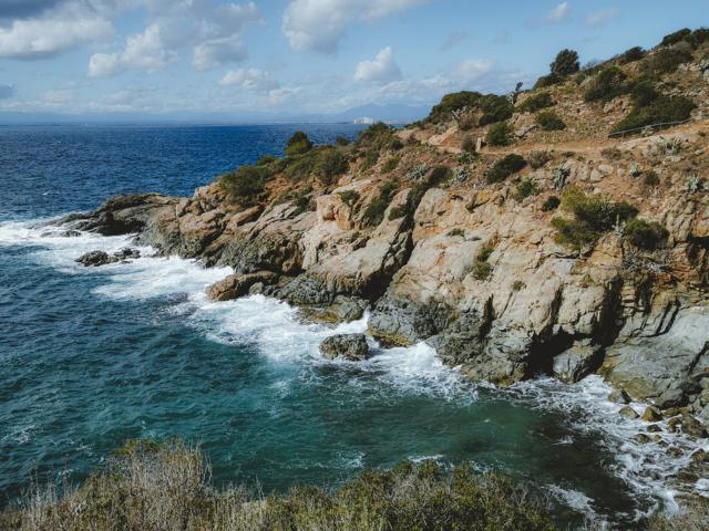 Felsen auf dem Küstenwanderweg Spanien thealkamalsontheroad