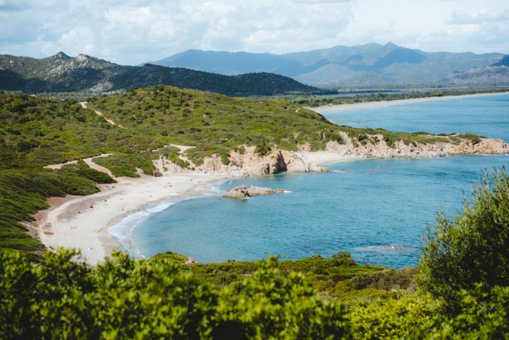 Capo Ferrato Strand mit blauem Meer Sardinien thealkamalsontheroad