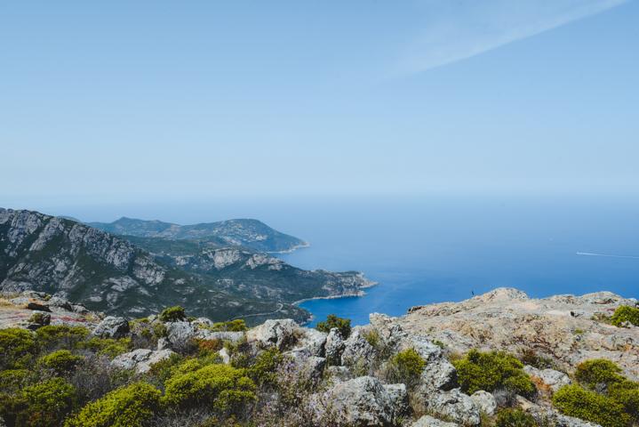 Ausblick vom Berg auf Korsika thealkamalsontheroad