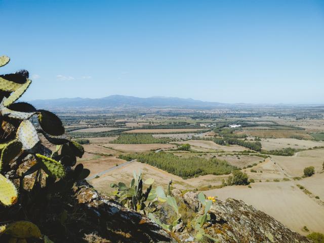 Blick von Castello auf das Land Sardinien thealkamalsontheroad