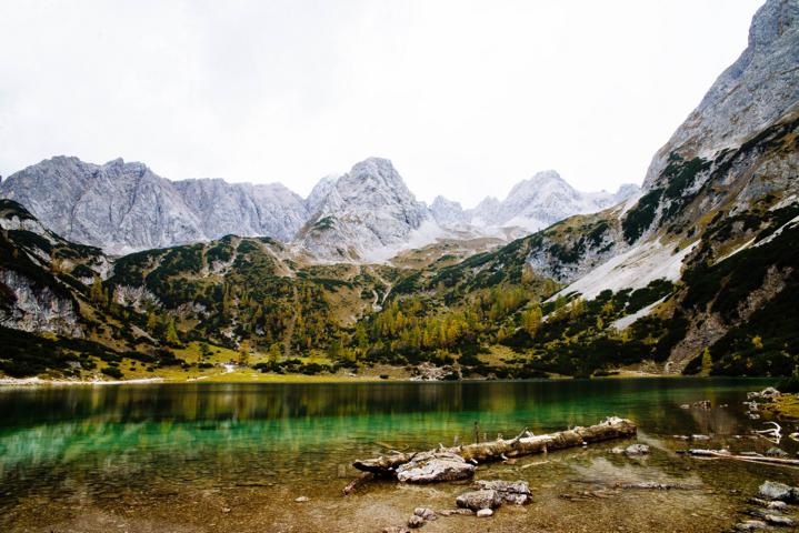 Seebensee mit herrlichem Bergwasser Alpen Österreich thealkamalsontheroad