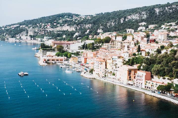 Blaues Meer mit Häuser an der Cote d'Azur Frankreich thealkamalsontheroad