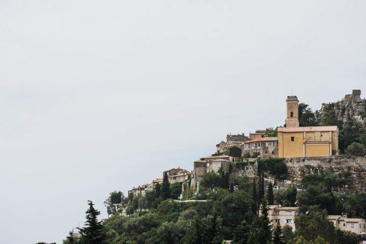 Èze mit Hund bereisen